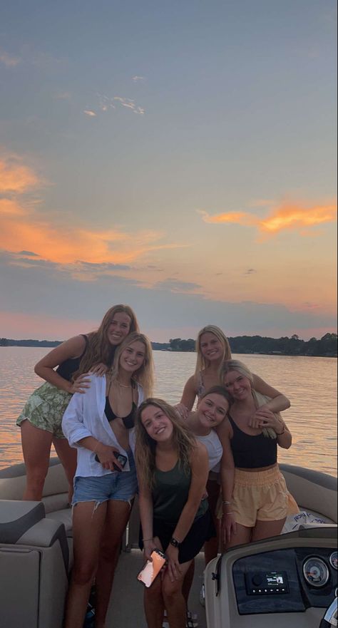 Summer day on the lake with friends Birthday Lake Trip, Lake Day With Friends, Lake Summer Outfit, Birthday At The Lake, Moana Era, Lake Days Aesthetic, Girls Lake Trip, Lake Day Outfit, Lake Birthday Party