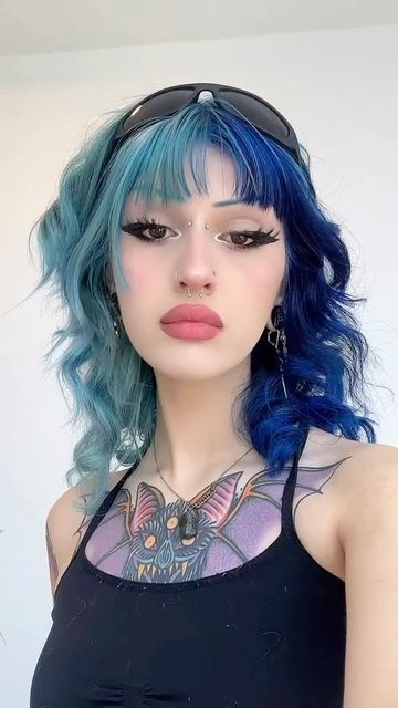 Split Dye Hair Colors, Split Dyed Hair Medium Length, Hair Color Ideas Bright Colors, Funky Hair Dye Ideas, Split Dyed Hair Color Ideas, Blue Hair Split Dye, Split Dyed Hair Blue, Dyed Hair Split, Blue Split Dye Hair