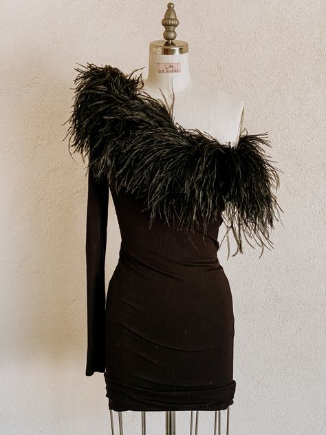 Dress With Ostrich Feathers, Ostrich Feather Dress, Feather Outfit, Fashion Terms, Party Wear Indian Dresses, Feather Dress, Ostrich Feathers, Fashion Night, Glam Dresses