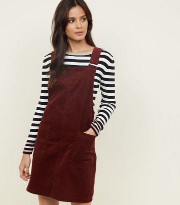 Pinafore Dress Outfit Summer, Dangri Dress, Corduroy Dress Outfit, Red Pinafore, Pinafore Dress Outfit, Mummy Fashion, Dress Outfit Summer, Maxi Dress Outfit Fall, Dress For Work