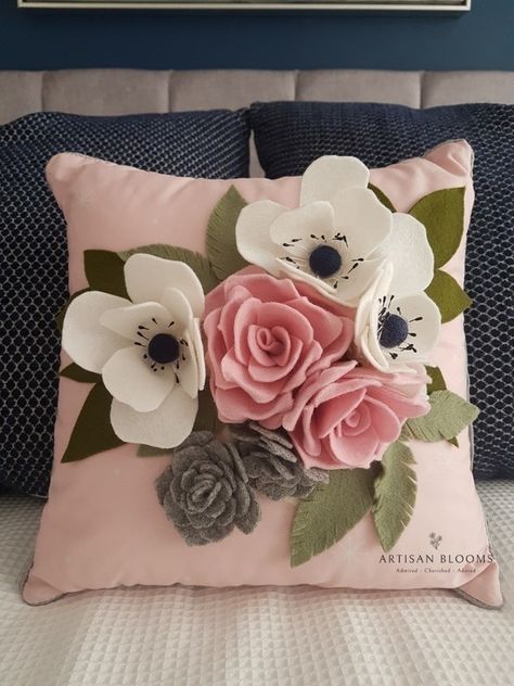 Felt Flower Pillow, Spring Throw Pillows, Felt Cushion, Pillows Decorative Diy, Felt Flowers Diy, Felt Roses, Pillow Crafts, Easy Paper Crafts Diy, Embroidery Patterns Vintage