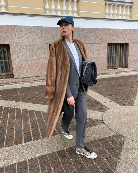 Fur Jacket Outfit Casual, Mink Coats Outfit, Brown Fur Coat Outfit, Fur Coat Street Style, Fur Coat Outfits, Vintage Fur Jacket, Mink Fur Coat Women, Fur Jacket Outfit, Fur Outfit