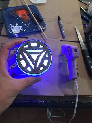 How to make an iron man arc reactor for under $10 Iron Man Diy Costume, Diy Tony Stark Costume, Diy Arc Reactor, Iron Man Decorations, Tony Stark Costume, Iron Man Costume Diy, Lego Man Costumes, Iron Man Birthday Party, Diy Avengers