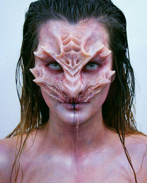 Extraordinary beauty on Instagram: “🌹➡@daedric.models⬅🌹 • • • • • Repost @noah.faun ◽ THE LAKE SIREN// ~ I love this picture of the sfx make-up I did last month. I created…” Sfx Prosthetics, Sfx Makeup Artist, Dragon Makeup, Alien Makeup, Monster Makeup, Prosthetic Makeup, Makeup Effects, Special Fx Makeup, Amazing Halloween Makeup