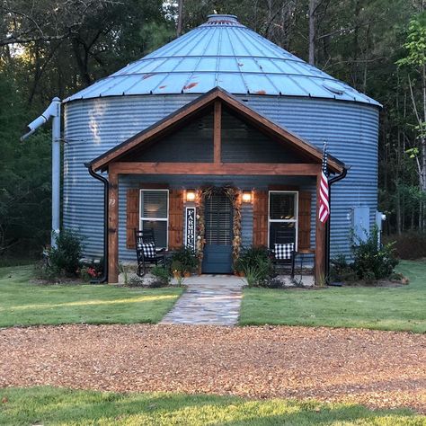 If you're thinking of building a guest house on your property, we have just the thing. With more and more recycled materials being used to create new... Grain Bin House, Silo House, Grain Silo, House Big, Unusual Homes, Barn Style House, Tiny House Cabin, Round House, The Farmhouse