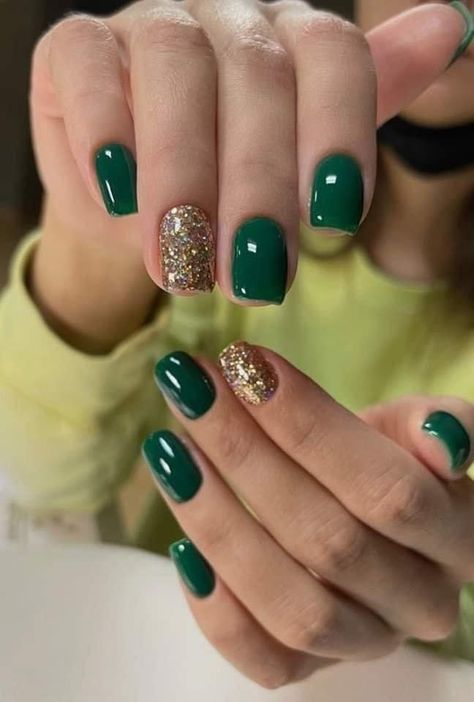 Trendy Green Nails, Chic Almond Nails, Green Nail Art Ideas, Irish Nails, Purple Chrome Nails, Fall Toe Nails, Gold Gel Nails, Dark Pink Nails, Red And Gold Nails