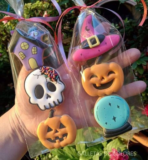 Skull Cookie Decorating, Galletas Halloween, Halloween Sugar Cookies Decorated, Cookie Contest, Postres Halloween, Skull Cookies, Cookies Halloween, Halloween Treat Boxes, Halloween Cookies Decorated