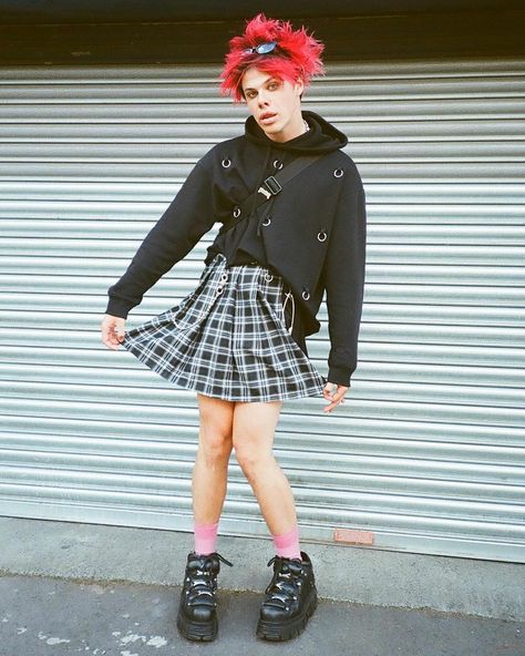 Yungblud Cute, Fem Boy Outfits, Boys Wearing Skirts, Boys In Skirts, Guys In Skirts, Woman In Suit, Gender Fluid Fashion, Genderless Fashion, Winter Skirt Outfit