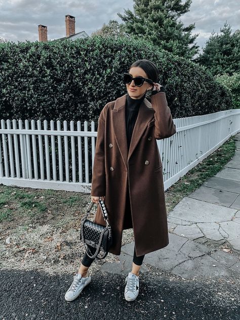 https://www.somewherelately.com/2020/10/the-perfect-chocolate-brown-coat/ Light Brown Coat Outfit, Check Coat Outfit, Long Brown Coat Outfit, Dark Brown Coat Outfit, Checked Coat Outfit, Brown Trench Coat Outfit, Trenchcoat Women, Brown Trenchcoat, Coatigan Outfit