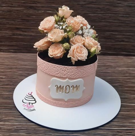 Cake For Mother In Law, Simple Cake For Mother's Day, Cake Designs Mother’s Day, Mother’s Day Cake Decor Ideas, Simple Mother’s Day Cake Designs, Cake For Mother, Pretty Mother’s Day Cakes, Mummy Cake, Cake Designs For Girl