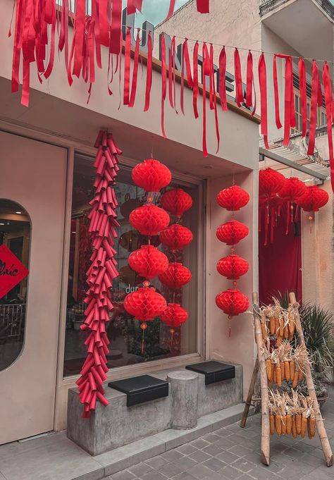 Asian Party Decorations Diy, Lunar New Year Home Decor, Chinese New Year Decorations Home, Cny Decoration Ideas, Asian Party Decorations, Chinese Theme Parties, Lunar New Year Decoration, China New Year, Asian Party Themes