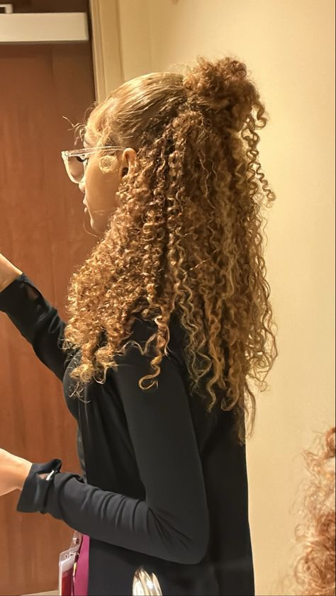 Hair Color For Dark Hair, Color For Dark Hair, Blonde Hilights, Dyed Curly Hair, Highlights Curly Hair, Mixed Curly Hair, Blonde Curly Hair, Dyed Hair Inspiration, Volleyball Hairstyles For Curly Hair