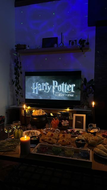 🌙🍂🚌 G A T Y • G R E E N  🦊🌲🍄 on Instagram: "Une soirée HARRY POTTER comme on les aime 🥰✨🫶🏻  On a preparé un mega repas dinatoire à theme HP pour savourer pleinement ces moments 💚✨  Et vous? Vous etes fan?  #harrypotter #potterhead #pottertok #potterheads #harrypottertiktok #soireeatheme #magie #witchy #witch #wizard #wizardingworld #magic #magical #✨ #🫶🏻 #💚 #fan" Movie Night Aesthetic Harry Potter, Harry Potter Movie Night Invitations, Halloween Harry Potter Aesthetic, Harry Potter Family Movie Night, Slytherin Autumn Aesthetic, Movie Night Party Aesthetic, Harry Potter Aesthetic Halloween, Harry Potter Themed Table, Harry Potter Night Aesthetic