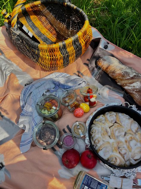 Picknick ideas food, picknick aesthetic, picknick date, picknick essen, picknick Rezepte, picknick ideen, date ideen, date ideas, date ideen zu Hause, date ideen outdoor, date outfit herbst,… Picknick Ideas Food, Outdoor Date Outfit, Aesthetic Picknick, Picknick Aesthetic, Outdoor Date, Date Outfit, Ideas Food, Date Ideas, Date Outfits