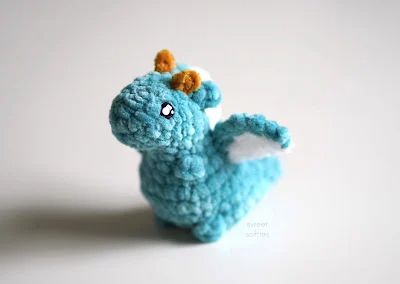 This pocket sized project was designed by Jade of Sweet Softies. It was crocheted with Super Bulky Weight Yarn and a 5 mm (H) hook. Adorable and quick to make dragon. Crochet Fidget, Pocket Dragon, Dragon Crochet Pattern, Gender Neutral Toys, Dragon Crochet, Crochet Dragon Pattern, Mini Dragon, Puppet Patterns, Crochet Dragon