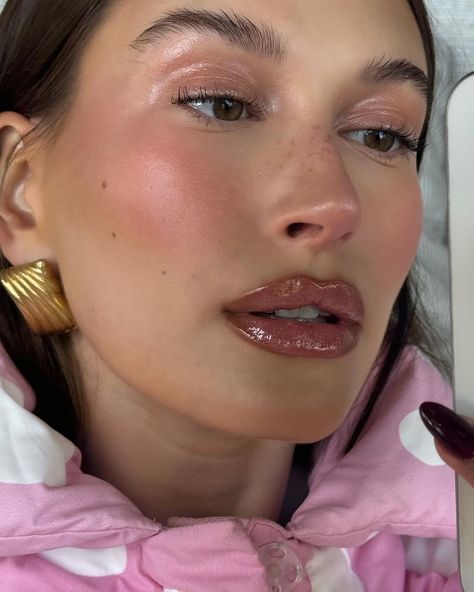 Hailey Bieber just revealed ‘sugar plum fairy makeup’ as the biggest beauty trend for Christmas Sugar Plum Makeup Looks, Natural Christmas Makeup Looks, Sugarplum Aesthetic, Sugar Plum Makeup, Light Fairy Makeup, Christmas Make Up Idea, Sugarplum Fairy Makeup, Sugarplum Fairy Aesthetic, Princess Makeup Aesthetic