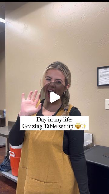 Julia | The Orange Table 🤍 on Instagram: "Come with me to set up a Grazing Table for a wedding ✨🤍 if you want to start your own charcuterie board business and want to learn how: I made a charcuterie board business course linked in my bio 🤍   We have 100+ students who’ve joined the course and started their own business! 🙌🏼👏🏼  It’s so fun to create these tables and I hope these inspire you to do the same! 🤩🫶🏼  Follow @orangetableco for more like this 🫶🏼🤍 see y’all in my next video!  #charcuterieboard #grazingtables #holidayideas #weddinginspiration #hostingtips" Charcuterie Boards Table, How To Arrange A Charcuterie Board Video, Charcuterie Board 100 People, 100 Person Grazing Table, Giant Charcuterie Table, Grazing Table Set Up, Grazing Table Decorations, Charcuterie Board Videos, Grazing Table For 50 People