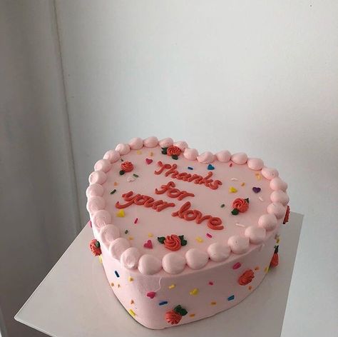 AnnnnnnnnnnnnA on Twitter: "No thoughts just cute Valentine’s Day cake… " Minimal Cakes, Minimalistic Cakes, Rodjendanske Torte, Minimalist Cakes, Sommer Mad, Minimalist Cake, Pastel Cupcakes, Mini Torte, Pastel Cakes