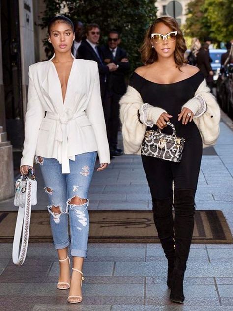 Mother and daugther slay! Lori Harvey and Marjorie Harvey looked stunning on the streets of Paris during Paris Fashion Week Harvey Outfits, Marjorie Harvey, Mother Daughter Fashion, Love Couture, Lori Harvey, Gabrielle Union, Mode Casual, Up Girl, Ripped Jeans