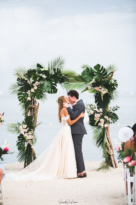 Florida Keys Wedding Venues, Tropical Wedding Theme, Tropical Wedding Inspiration, Palm Wedding, Destination Wedding Decor, Florida Keys Wedding, Dream Beach Wedding, Tropical Beach Wedding, Key West Wedding