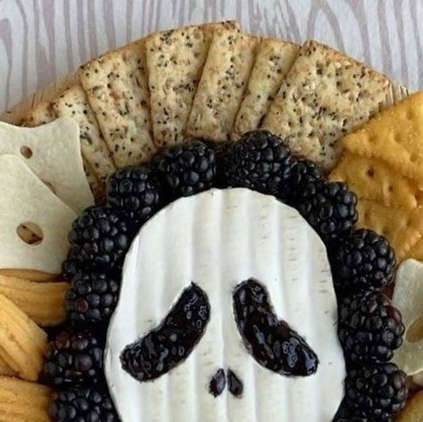 Ghost Fruit, Crackers And Cheese, Brie Appetizer, Halloween Fruit, Scream Halloween, Spooky Food, Halloween Food Treats, Cheese Straws, Appetizer Trays