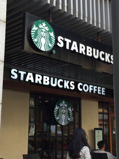 فيكت�وريا سيكريت, Starbucks Shop, Black Girls Luxury Lifestyle, Starbucks Aesthetic, Starbucks Design, Starbucks Coffee Drinks, Wallpaper Wa, Starbucks Lovers, Hand Photography