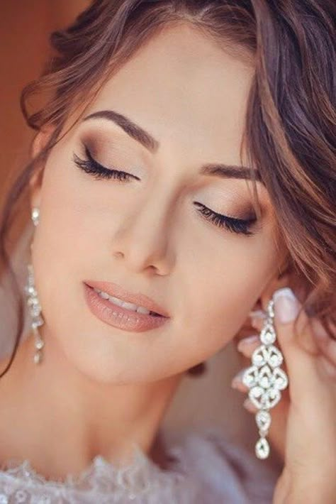 Commencez par la couleur la plus claire pour le maquillage de mariage pour yeux verts. Wedding Makeup Vintage, Wedding Eyes, Wedding Hairstyles And Makeup, Video Makeup, Blonde Hair Makeup, Wedding Makeup For Brown Eyes, Wedding Makeup Tips, Bridal Makeup Natural, Wedding Day Makeup