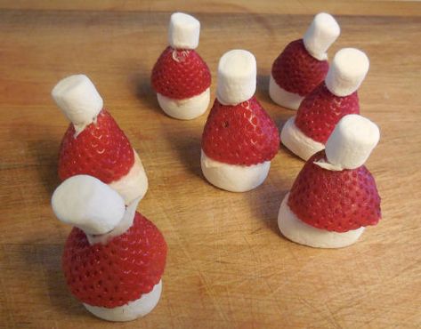 Santa hats made of strawberries and marshmallows. Marshmallow Santa, Banana Marshmallow, Strawberry Santa Hats, Strawberry Santa, Kids Christmas Treats, Strawberry Marshmallow, Strawberry Santas, Santa Head, Holiday Snacks