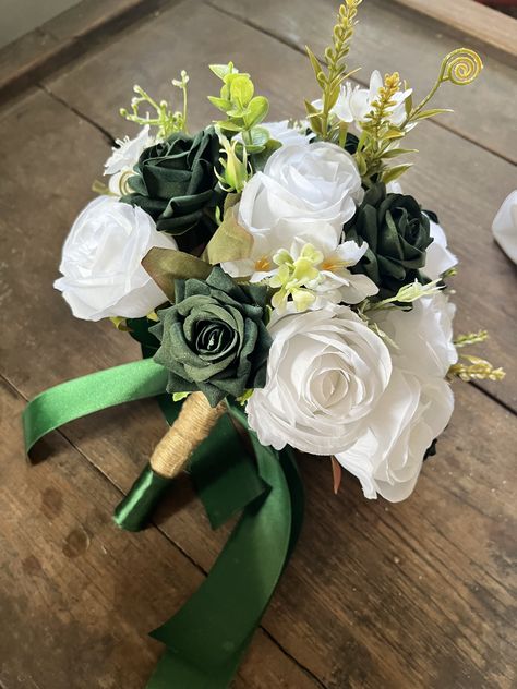 Green Themed Wedding, Green Bouquet, Kanzashi Flowers, Green Theme, Sweet 16 Parties, Wedding Prep, Bridal Bouquets, Themed Wedding, Sweet 16