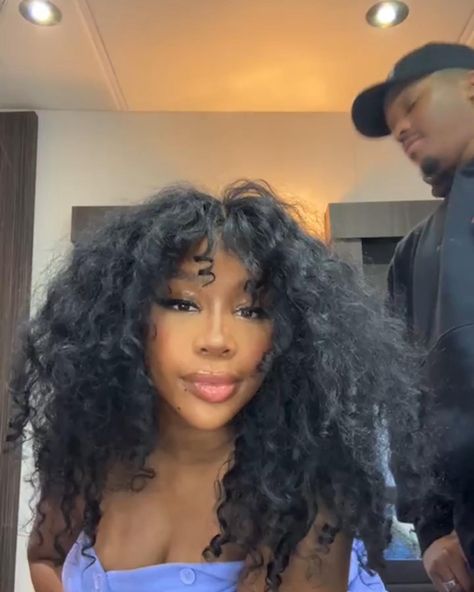 Sza Hair Inspiration, Sza Hairstyles Curly, Sza Hair, Sza Core, Sza Butterfly In Hair, Sza Singer Curly Hair, Hot Sza Pics, Sza Singer Big Hair, Vybz Kartel