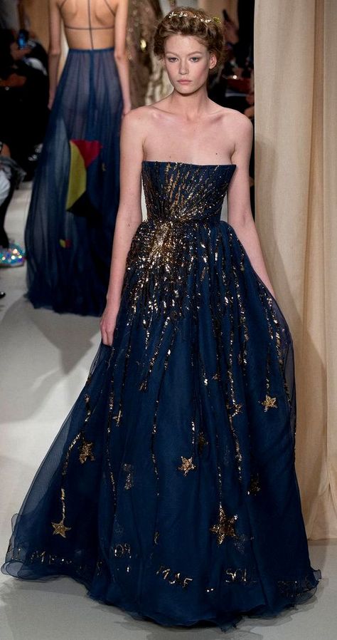 BLUE & TURQUOISE PRINTED DRESSES Detail Couture, 2015 Couture, Valentino Gowns, Haute Couture Paris, Collection Couture, Valentino Couture, Chique Outfits, Runway Dresses, Couture Runway