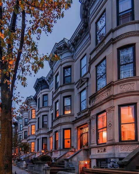 @Regrann from @unlimitednewyork - Beautiful Park Slope Historic District ❤ Stop wasting money on your hotels bookings in New York City by… New York Noel, Brownstone Homes, New York Brownstone, Park Slope, City Vibe, Historic District, City Apartment, Living In New York, City Living