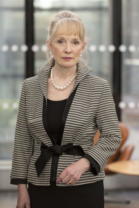 S4E1 The Six Thatchers - The return of Lindsay Duncan as Lady Smallwood! Lindsay Duncan, Sherlock Season 4, Vatican Cameos, Sherlock Holmes Bbc, A Discovery Of Witches, Tv Fashion, Carrie Fisher, Baker Street, Sherlock Bbc