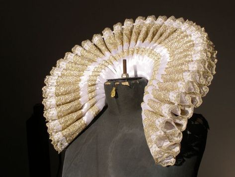 16th Century Collars | Ladies From Other Centuries Elizabethan Dress, Elizabethan Ruff, Elizabethan Fashion, 16th Century Fashion, Tudor Fashion, Detail Couture, Ruff Collar, Elizabethan Era, Elizabeth I