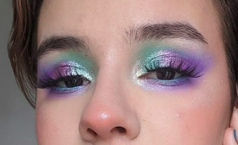 Funky Makeup Hooded Eyes, Anastasia Cosmos Palette Looks, Purple And Green Makeup Looks, Purple Green Eyeshadow, Mardi Gras Eye Makeup, Alt Eyeshadow, Purple Green Makeup, Green And Purple Makeup, Purple And Green Makeup