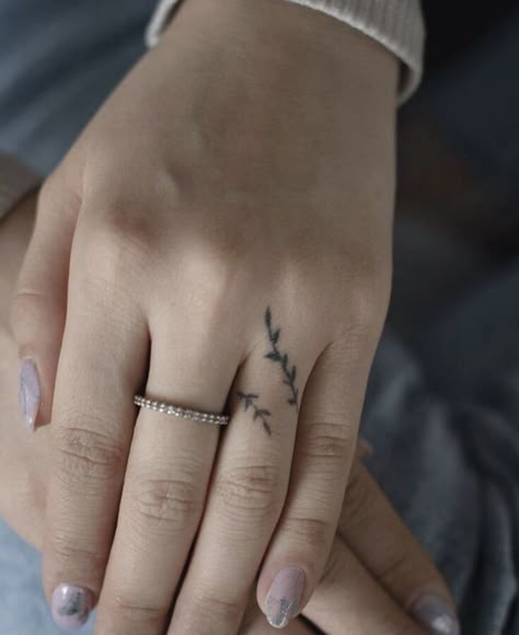 Tattoo Letter K Design, Tattoo For Fingers Women, Female Wedding Ring Tattoo, Small Ring Finger Tattoo, Flower Finger Tattoo Simple, Fingers Tattoos For Women, Finger Tats For Women, Finger Tattoo Symbols, Finger Tattoo Placement