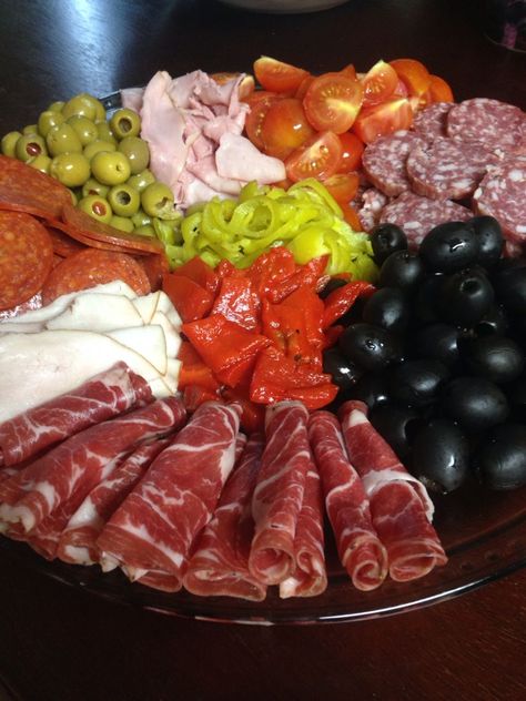 Anti Pasto Platter, Antipasto Tray, Antipasto Platters, Antipasto Recipes, Baguette Slices, Platter Ideas, Antipasto Salad, Antipasto Platter, Charcuterie Inspiration