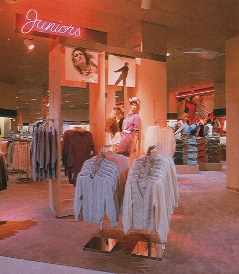 From Visual Merchandising (1986) 80s Interior Design, Vintage Mall, 80s Interior, 80s Aesthetic, 80s Vibes, Retro Interior, Shopping Malls, Vintage Interior, Retro Futurism