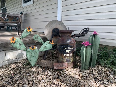 Corner metal cactus flower bed Metal Cactus Decor, Metal Cactus Garden, Western Flower Bed, Western Backyard Ideas, Western Patio Ideas, Cactus Flower Bed, Western Landscaping Ideas, Western Outdoor Decor, Metal Cactus Yard Art