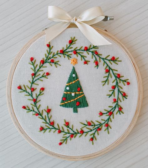 Advent Embroidery, Noel Embroidery, Embroidery Hoop Ornaments, Christmas Embroidery Hoop, Christmas Embroidery Ideas, Embroidery Step By Step, Hoop Ornaments, Embroidery Designs Christmas, Embroidery Christmas Ornaments