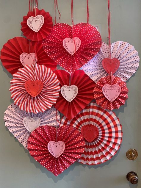 Valentines Paper Decorations, Valentine Paper Crafts, Valentine's Day Decorations, Easy Valentine Crafts, Diy Valentine's Day Decorations, Paper Fan, Diy Valentines Decorations, Diy Valentine, Valentines Art