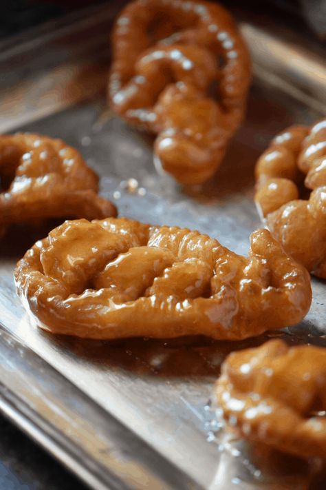 An Italian Christmas Cookie called Caragnoli, is an Italian honey fritter with origins in Molise, Italy. Crispy, crunchy and sweet. #shelovesbiscotti #caragnoli #Italianchristmascookie #Italianfritter #Italiancookie #dessert #recipe #easy Italian Christmas Cookies Authentic, Turdilli Recipe, Calabrian Food, Crespelle Recipe, Cookies With Honey, Molise Italy, Italian Baking, Italian Desserts Easy, Italian Sweets