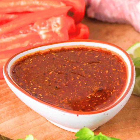 Easy Homemade Fajita Sauce {Fajita Marinade} Fajita Sauce, Fajita Pizza, Vegetarian Fajitas, Chicken Breast Marinade, Easy Baked Chicken Breast, Fajita Marinade, Shrimp Fajitas, Beef Fajitas, Fresh Guacamole