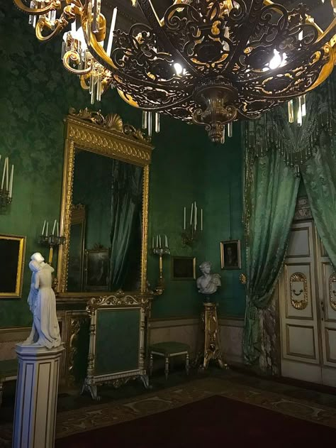 Golden Green Aesthetic, Green Royalcore, Slytherin Themed Bedroom, Ancient Mansion, Emerald Green Bedrooms, Slytherin Room, Green Library, Open Living Room Design, Royal Room