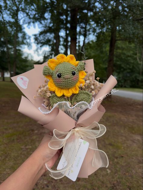 Crochet Aesthetic Shrek, Shrek Crochet, Crochet Shrek, Crochet Bouquets, Fiona Shrek, Loom Crochet, Easy Crochet Animals, Crochet Aesthetic, Crochet Bouquet