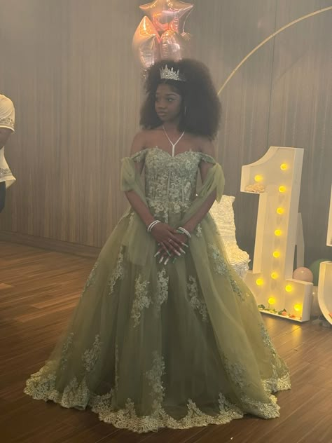 Sweet 16 Cute Dresses, Enchanted Forest Homecoming Outfit, Princess Tiana Themed Outfit, Tiana Themed Outfit, Princess And The Frog Aesthetic Outfits, Tiana Inspired Hairstyle, Royalty Theme Prom Dress, Princess In The Frog Prom Dress, Tiana Princess And The Frog Dress