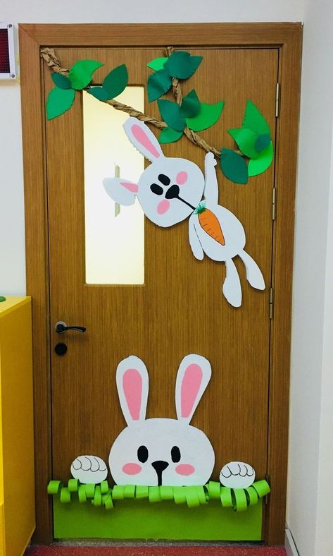 ♥ Easter Classroom Decorations, Påskeaktiviteter For Barn, Easter Classroom, Beautiful Paper Flowers, Paper Flower Wall Hanging, Wall Hanging Ideas, School Kids Crafts, School Board Decoration, School Door Decorations