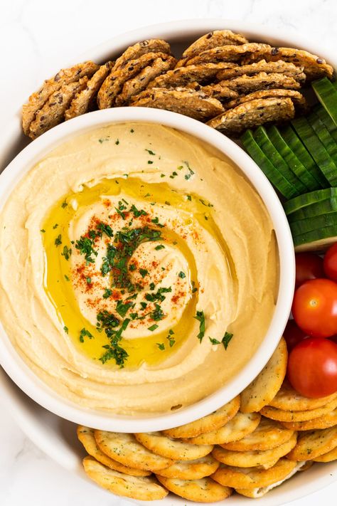 Easy, creamy and delicious homemade hummus! Fresh and flavourful, this is my favourite chickpea hummus recipe. Oil Free Hummus, Ella Vegan, Chickpea Dip, Chickpea Hummus, Easy Hummus Recipe, Creamy Hummus, Roasted Garlic Hummus, Hummus And Pita, Pan Pita