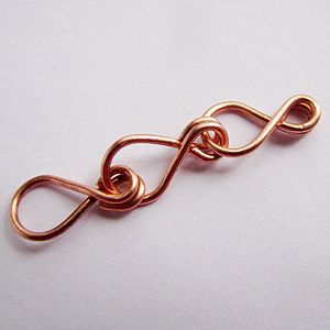 Figure 8 Chain by Albina Manning, a Free Jewelry Pattern from WireJewelry.com Handmade Chain Links Tutorial, Wire Chain Tutorial, Mens Wire Wrapped Bracelet Tutorial, Chain Making Tutorials, Copper Wire Jewelry, Wire Wrapped Jewelry Tutorials, Bijoux Fil Aluminium, Wire Jewelry Tutorial, Wire Jewelry Designs