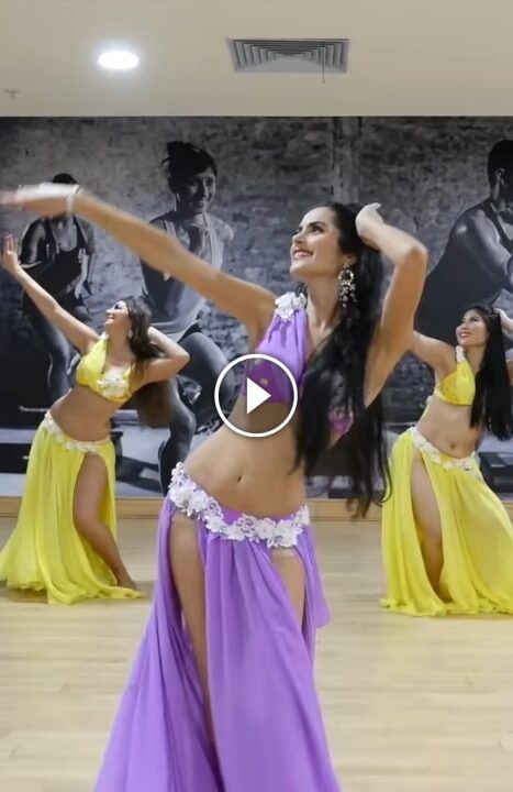 Belly Dancing Videos, Hoco Hair Ideas Straight, Belly Dance Dress, Bachata Dance, Belly Dance Outfit, Hoco Hair Ideas Down, Ballet Dance Videos, Dancing Videos, Be Flexible